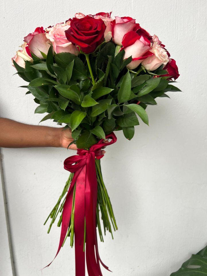 50 Mixed Pink & Red Roses Bunch - Image 2