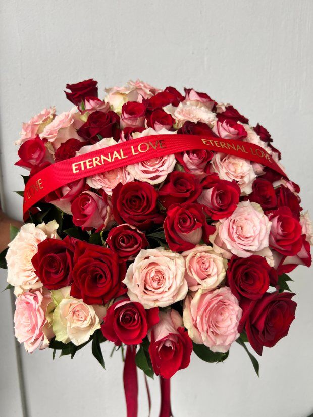 50 Mixed Pink & Red Roses Bunch - Image 3