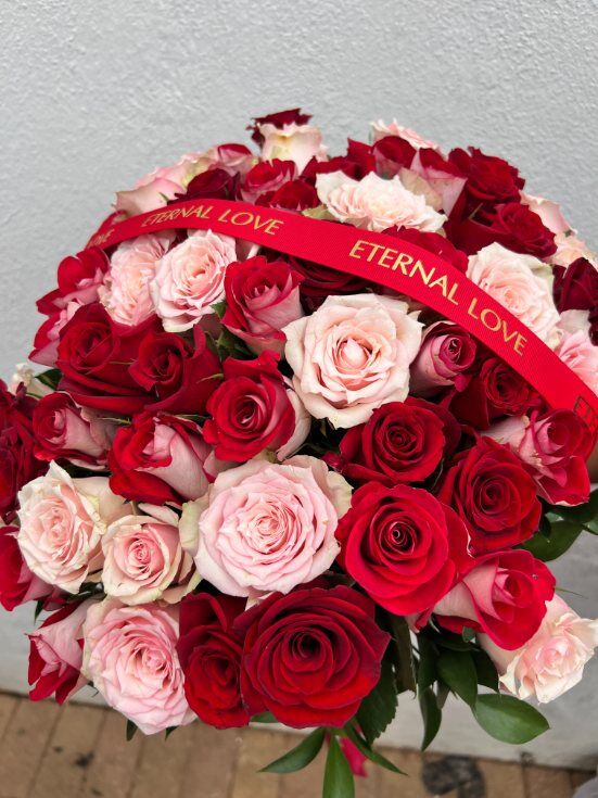 50 Mixed Pink & Red Roses Bunch - Image 5